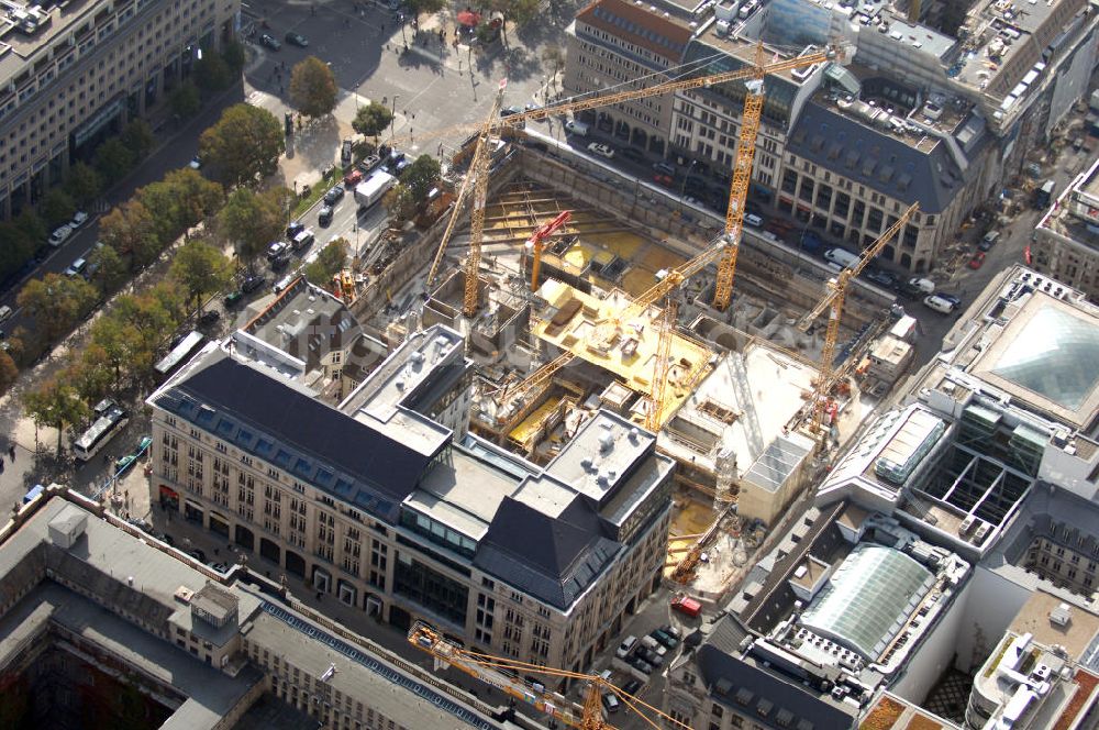 Berlin aus der Vogelperspektive: Baustellengrube des im Bau befindlichen Upper Eastside-Geschäfts-und Wohnhauses auf der Friedrichstraße/Ecke Unter den Linden Berlin