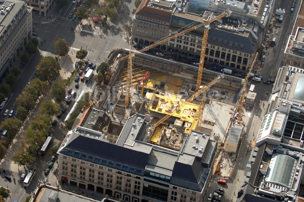 Luftbild Berlin - Baustellengrube des im Bau befindlichen Upper Eastside-Geschäfts-und Wohnhauses auf der Friedrichstraße/Ecke Unter den Linden Berlin