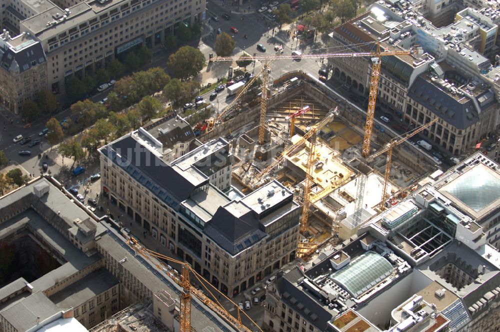 Luftaufnahme Berlin - Baustellengrube des im Bau befindlichen Upper Eastside-Geschäfts-und Wohnhauses auf der Friedrichstraße/Ecke Unter den Linden Berlin