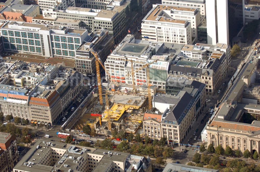 Berlin von oben - Baustellengrube des im Bau befindlichen Upper Eastside-Geschäfts-und Wohnhauses auf der Friedrichstraße/Ecke Unter den Linden Berlin