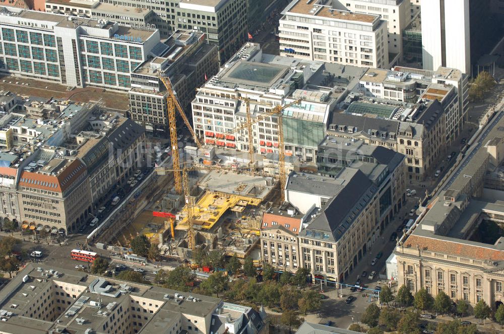 Berlin aus der Vogelperspektive: Baustellengrube des im Bau befindlichen Upper Eastside-Geschäfts-und Wohnhauses auf der Friedrichstraße/Ecke Unter den Linden Berlin