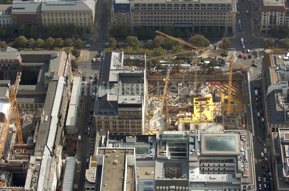 Luftbild Berlin - Baustellengrube des im Bau befindlichen Upper Eastside-Geschäfts-und Wohnhauses auf der Friedrichstraße/Ecke Unter den Linden Berlin