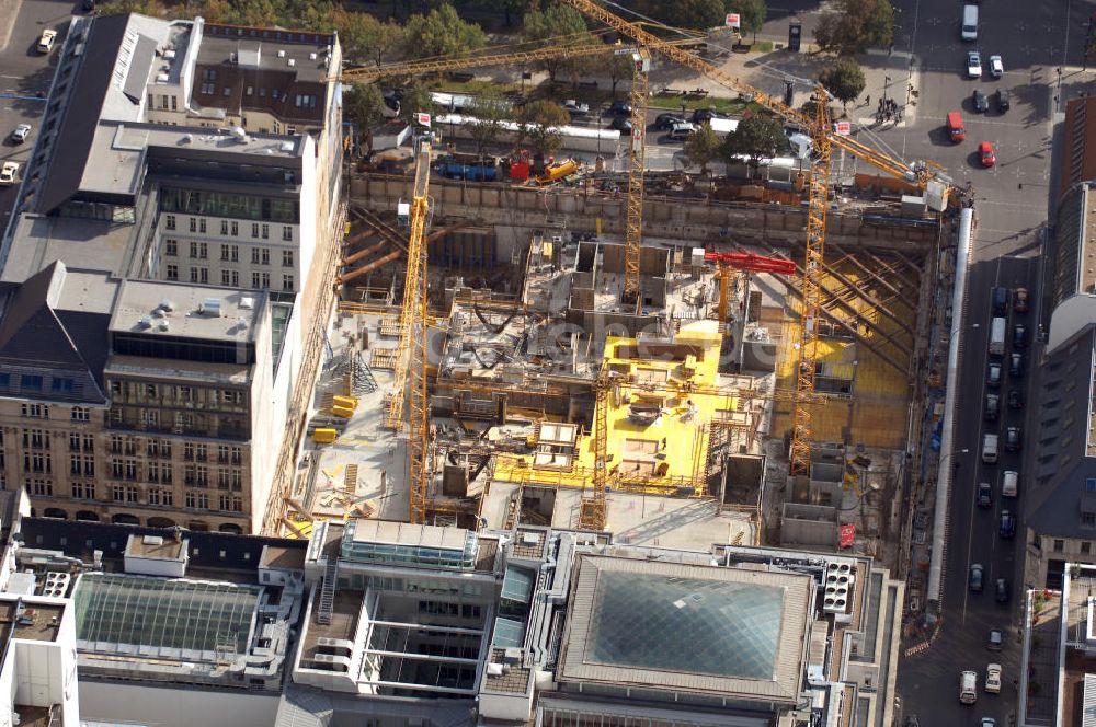 Luftaufnahme Berlin - Baustellengrube des im Bau befindlichen Upper Eastside-Geschäfts-und Wohnhauses auf der Friedrichstraße/Ecke Unter den Linden Berlin