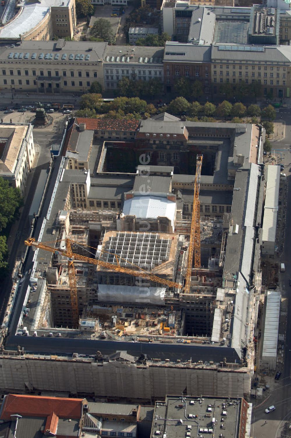 Berlin aus der Vogelperspektive: Baustellengrube des im Bau befindlichen Upper Eastside-Geschäfts-und Wohnhauses auf der Friedrichstraße/Ecke Unter den Linden Berlin