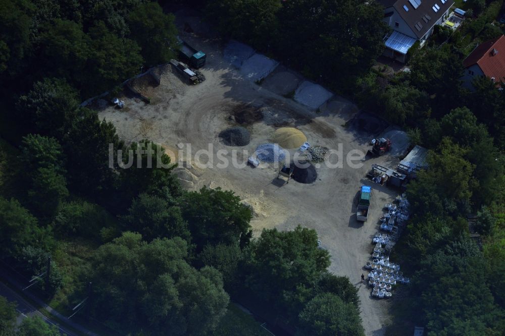 Luftaufnahme Berlin OT Mahlsdorf - Baustoff- und Kies- Handel am Hultschiner Damm im Stadtteil Mahlsdorf in Berlin