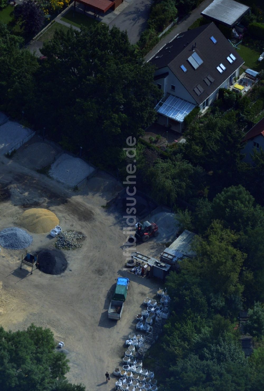 Berlin OT Mahlsdorf von oben - Baustoff- und Kies- Handel am Hultschiner Damm im Stadtteil Mahlsdorf in Berlin