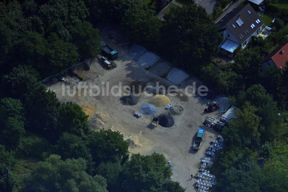 Berlin OT Mahlsdorf aus der Vogelperspektive: Baustoff- und Kies- Handel am Hultschiner Damm im Stadtteil Mahlsdorf in Berlin