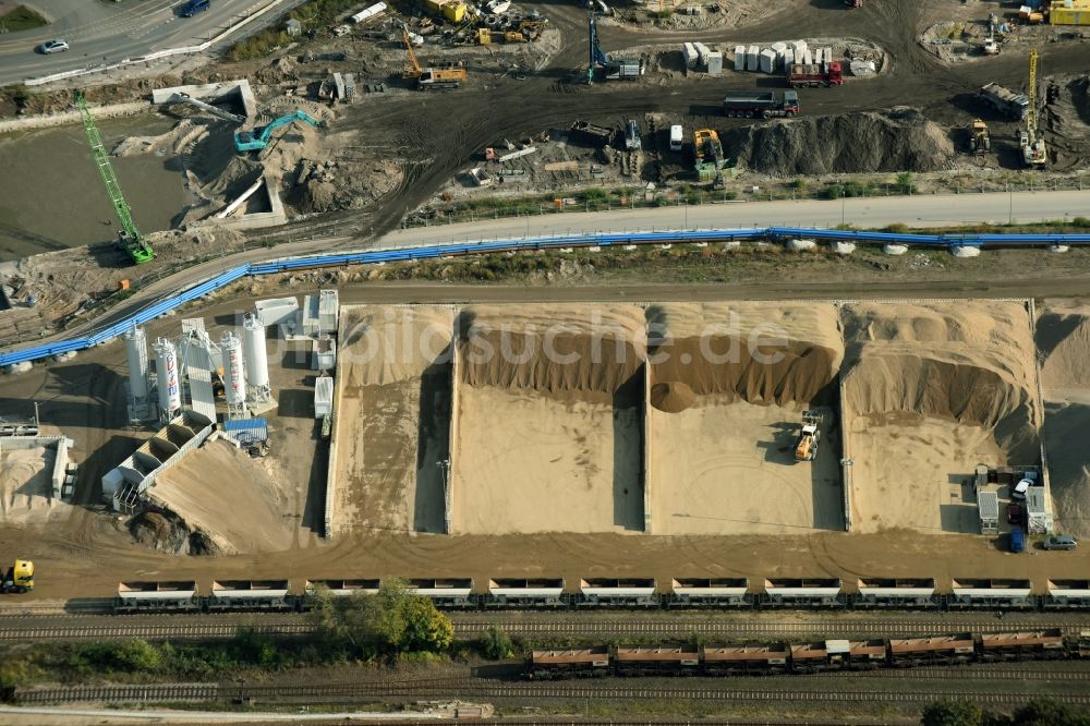 Berlin von oben - Baustoffhandel und Logistikzentrum am Güterbahnhof Berlin-Treptow am Mergenthalerring in Berlin