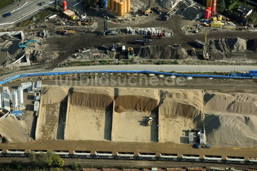 Berlin aus der Vogelperspektive: Baustoffhandel und Logistikzentrum am Güterbahnhof Berlin-Treptow am Mergenthalerring in Berlin