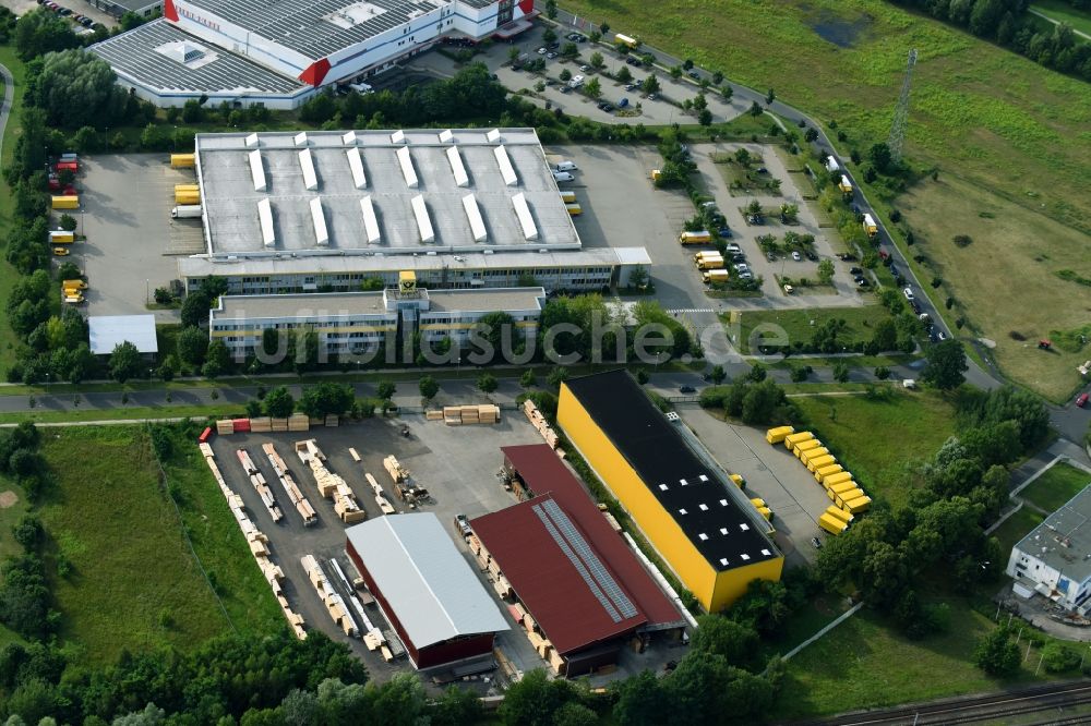 Hennigsdorf aus der Vogelperspektive: Baustoffhandel und Logistikzentrum Holz- und Baustoffhandel GmbH Lücke am Walter-Kleinow-Ring in Hennigsdorf im Bundesland Brandenburg, Deutschland