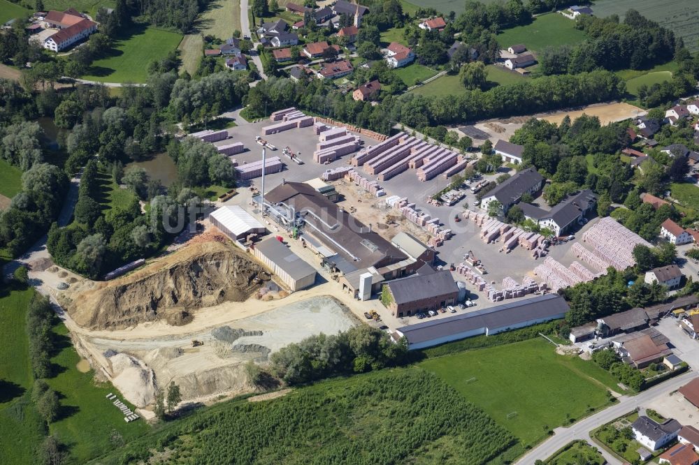 Vatersdorf aus der Vogelperspektive: Baustoffhandel und Logistikzentrum der LEIPFINGER-BADER GmbH in Vatersdorf im Bundesland Bayern, Deutschland