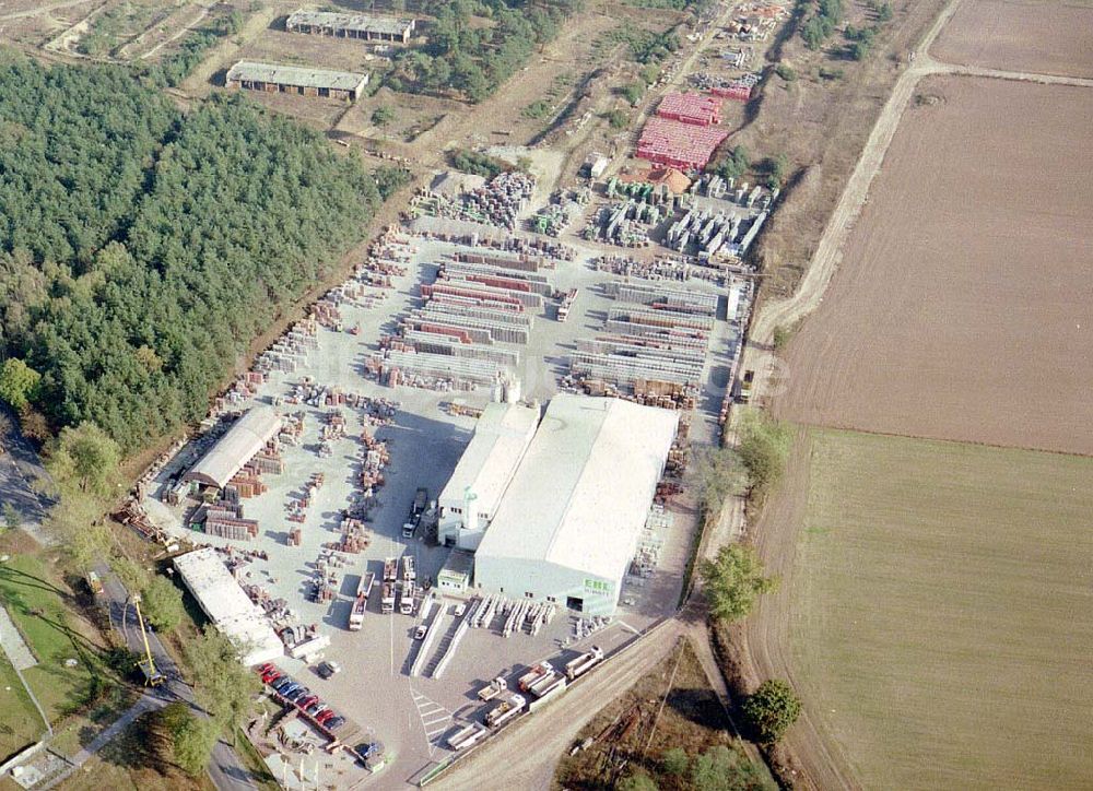 Bernau - Pankeborn aus der Vogelperspektive: Baustoffwerk in Bernau - Pankeborn / BRB.