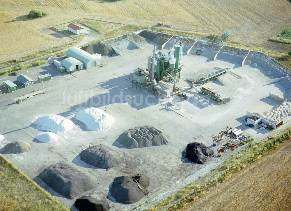 Gramzow / Mecklenburg - Vorpommern aus der Vogelperspektive: Baustoffwerk in Gramzow zum Bau der A20 Bereich des Autobahndreieckes Gramzow bei Prenzlau.