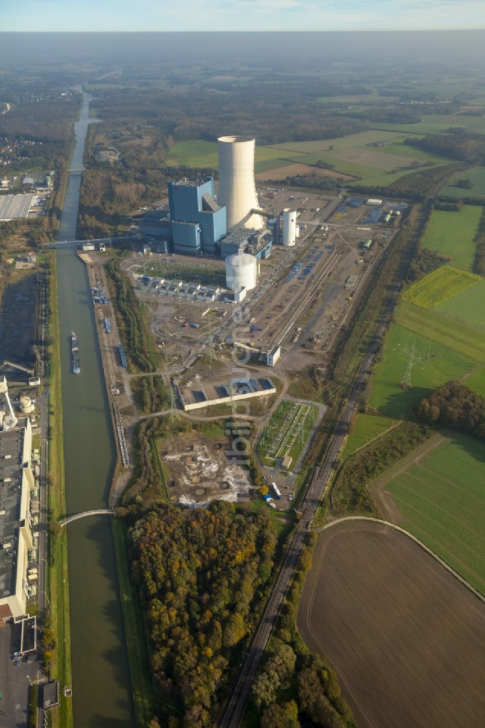 Datteln von oben - Baustopp auf der Baustelle des neue Steinkohlekraftwerk Datteln am Dortmund-Ems-Kanal im Bundesland Nordrhein-Westfalen