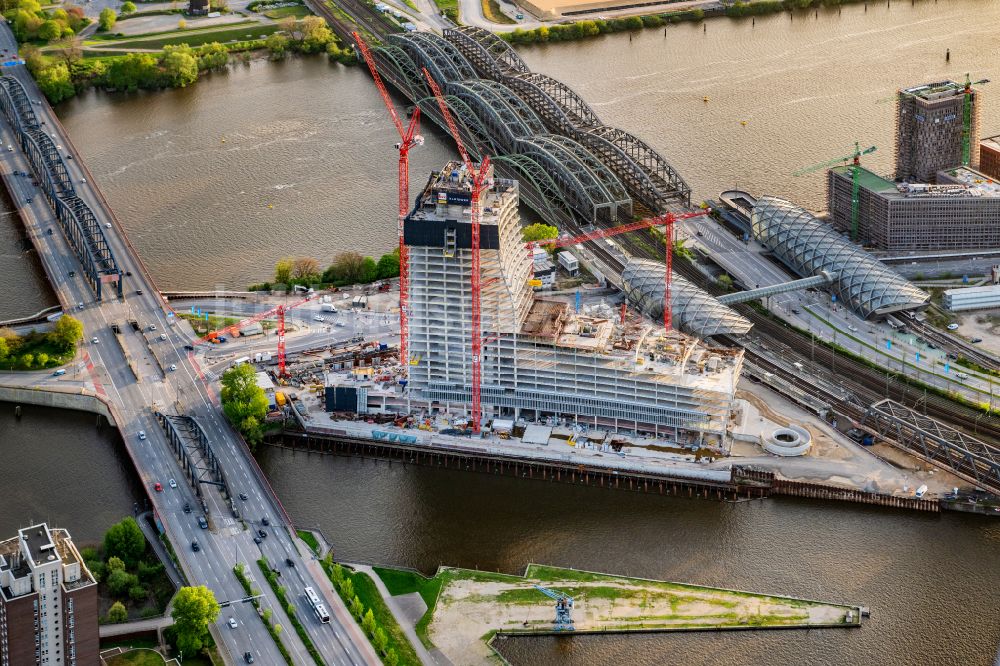 Luftaufnahme Hamburg - Baustopp der Baustelle zum Neubau des Hochhaus- Gebäudekomplexes Elbtower in Hamburg, Deutschland