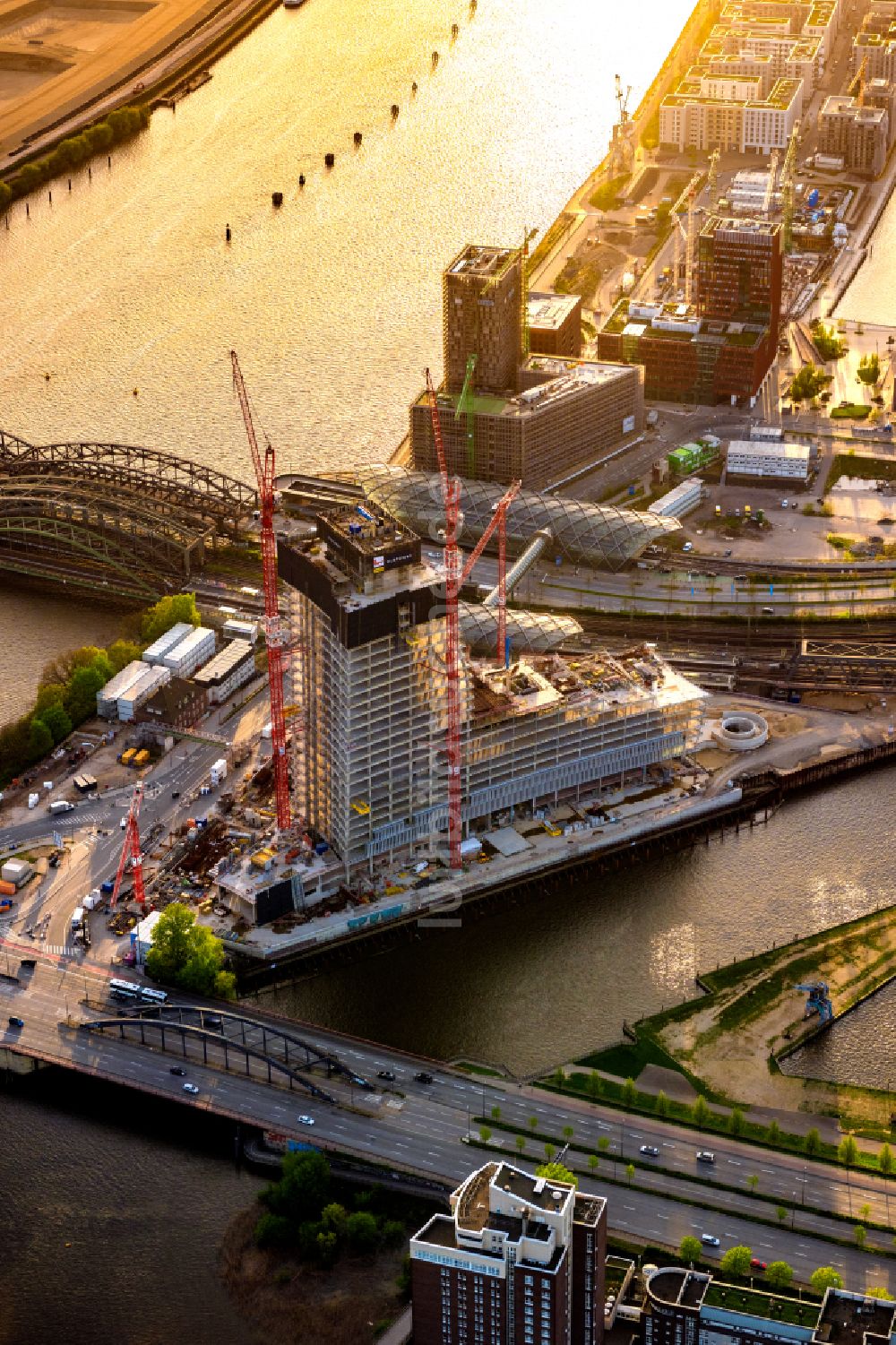 Hamburg aus der Vogelperspektive: Baustopp der Baustelle zum Neubau des Hochhaus- Gebäudekomplexes Elbtower in Hamburg, Deutschland