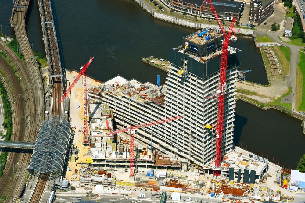 Luftbild Hamburg - Baustopp der Baustelle zum Neubau des Hochhaus- Gebäudekomplexes Elbtower in Hamburg, Deutschland