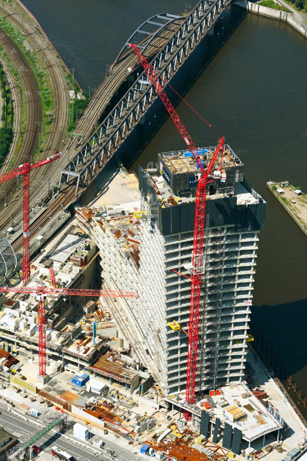 Luftaufnahme Hamburg - Baustopp der Baustelle zum Neubau des Hochhaus- Gebäudekomplexes Elbtower in Hamburg, Deutschland