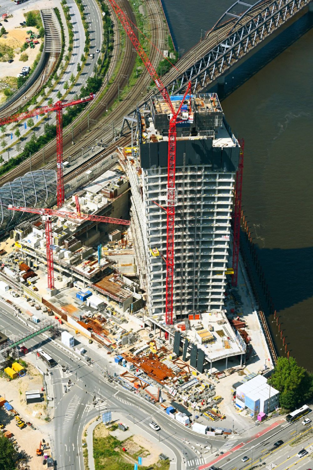 Hamburg von oben - Baustopp der Baustelle zum Neubau des Hochhaus- Gebäudekomplexes Elbtower in Hamburg, Deutschland