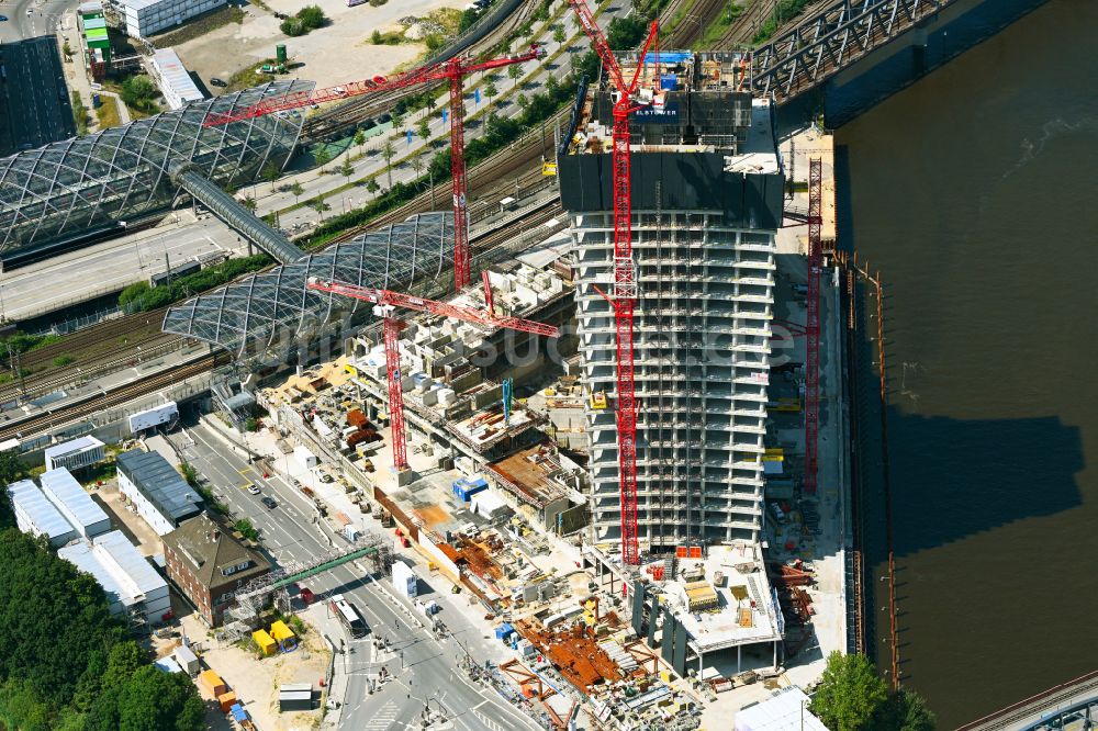 Hamburg aus der Vogelperspektive: Baustopp der Baustelle zum Neubau des Hochhaus- Gebäudekomplexes Elbtower in Hamburg, Deutschland