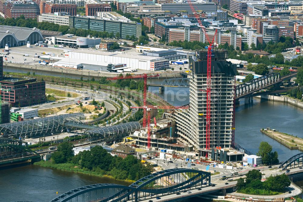 Hamburg von oben - Baustopp der Baustelle zum Neubau des Hochhaus- Gebäudekomplexes Elbtower in Hamburg, Deutschland