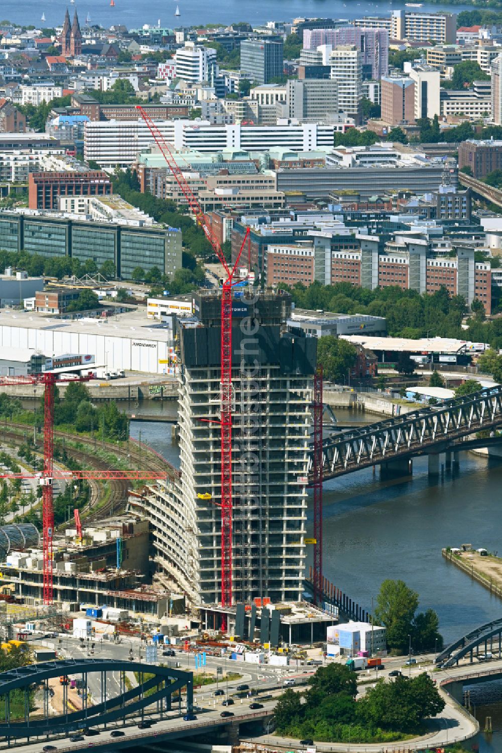 Hamburg aus der Vogelperspektive: Baustopp der Baustelle zum Neubau des Hochhaus- Gebäudekomplexes Elbtower in Hamburg, Deutschland