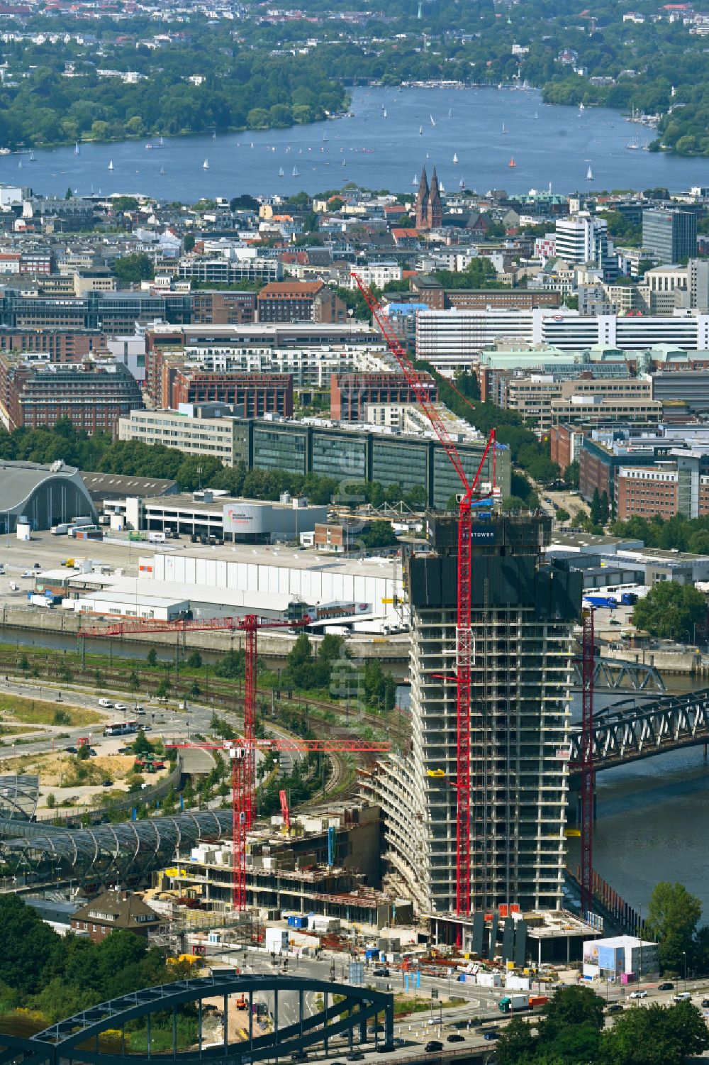 Luftbild Hamburg - Baustopp der Baustelle zum Neubau des Hochhaus- Gebäudekomplexes Elbtower in Hamburg, Deutschland