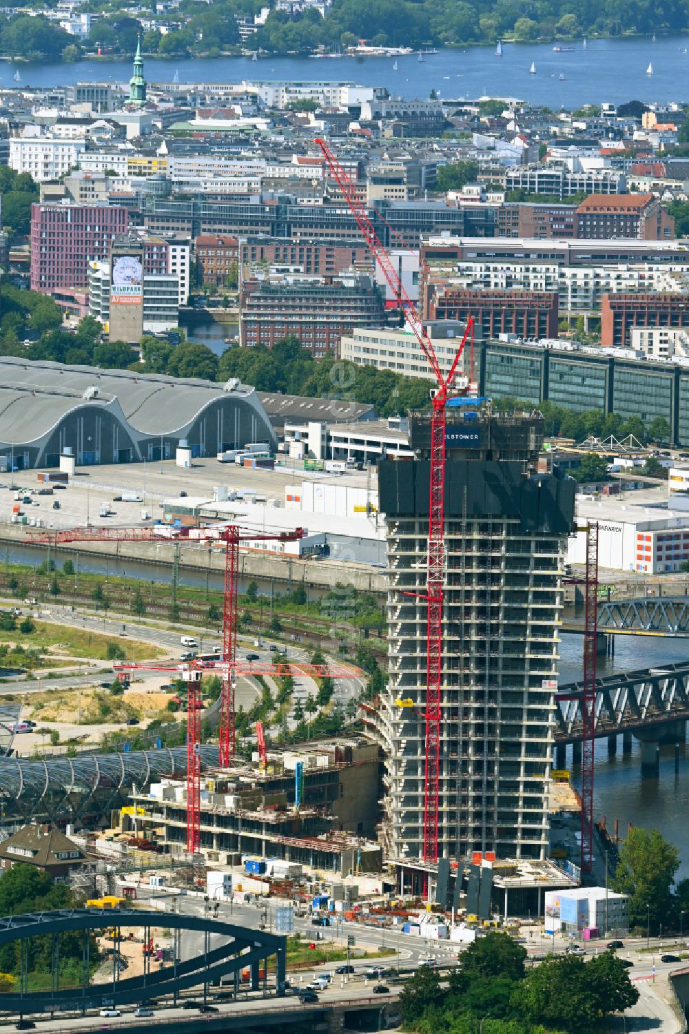 Luftaufnahme Hamburg - Baustopp der Baustelle zum Neubau des Hochhaus- Gebäudekomplexes Elbtower in Hamburg, Deutschland