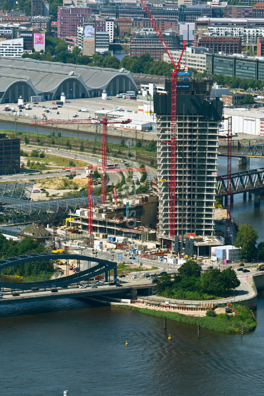 Hamburg von oben - Baustopp der Baustelle zum Neubau des Hochhaus- Gebäudekomplexes Elbtower in Hamburg, Deutschland