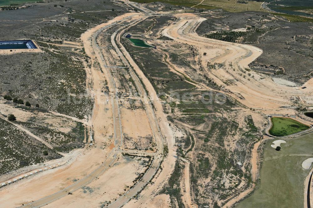 Casa Pelada aus der Vogelperspektive: Baustopp auf erschlossenen Bauland für Ferienimmobilien bei Casa Pelada in der Region Murcia in Spanien