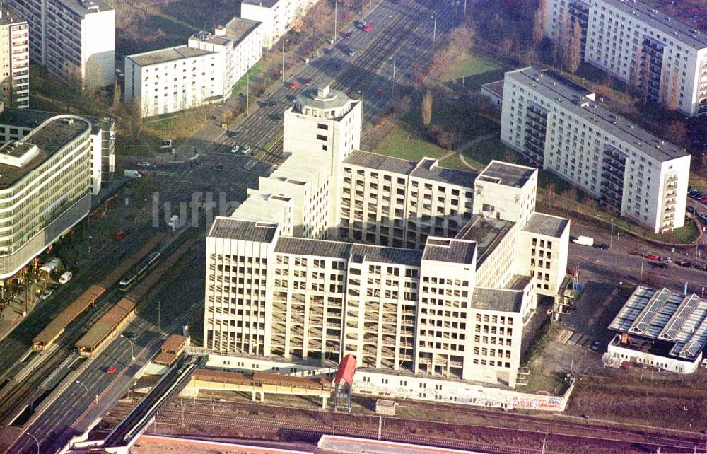 Luftaufnahme Berlin - Lichtenberg - Baustoppruine an der Landsberger Allee / Ecke Storkower Straße in Berlin - Lichtenberg.