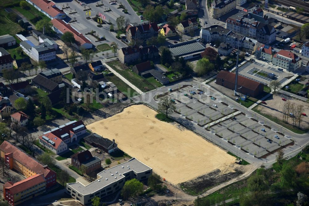 Luftaufnahme Falkensee - Bauvorbereitung für den Neubau der Stadthalle / Campushalle an der Scharenbergstraße / Straße am Gutspark in Falkensee im Bundesland Brandenburg