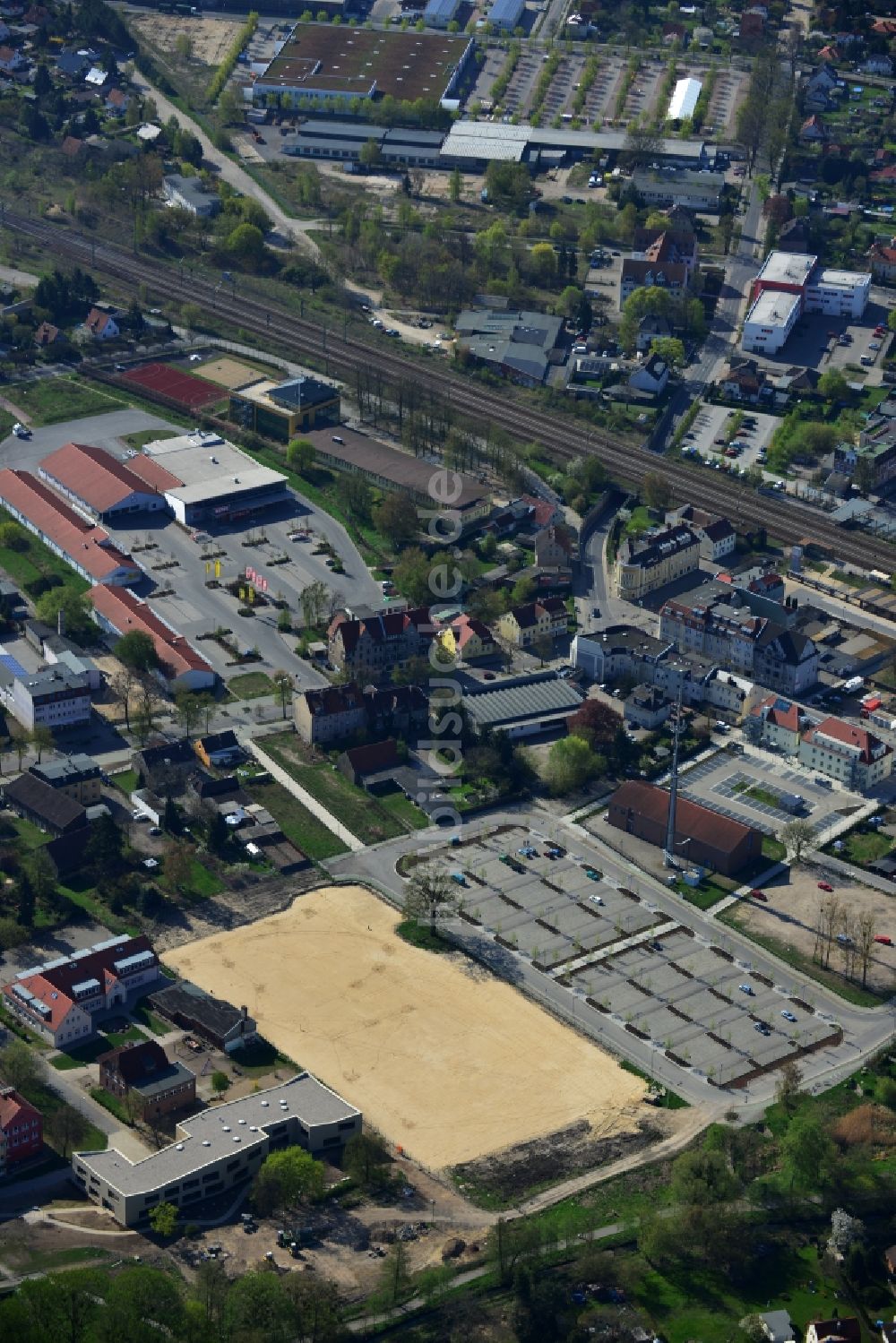 Falkensee von oben - Bauvorbereitung für den Neubau der Stadthalle / Campushalle an der Scharenbergstraße / Straße am Gutspark in Falkensee im Bundesland Brandenburg