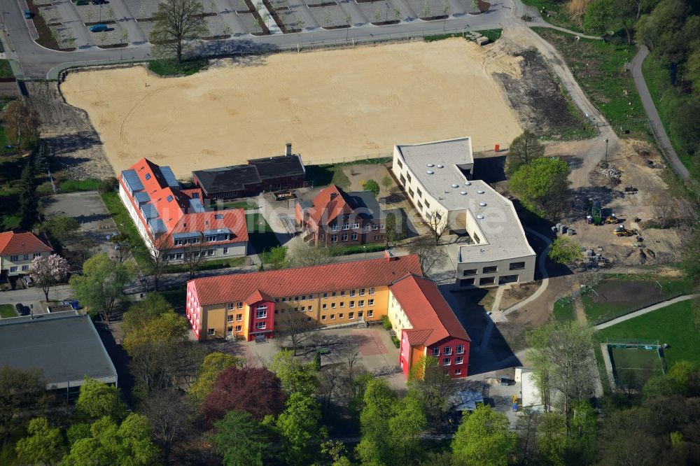 Luftbild Falkensee - Bauvorbereitung für den Neubau der Stadthalle / Campushalle an der Scharenbergstraße / Straße am Gutspark in Falkensee im Bundesland Brandenburg