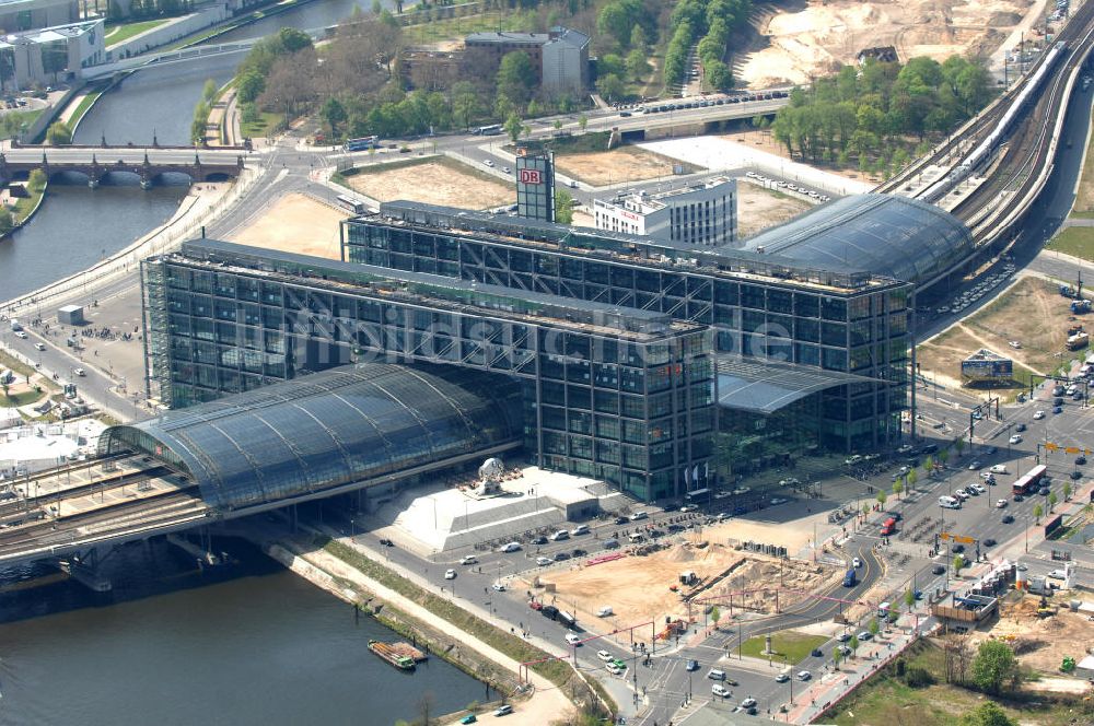 Berlin von oben - Bauvorbereitungen am Berliner Hauptbahnhof für Wohn- und Geschäftshausneubauten