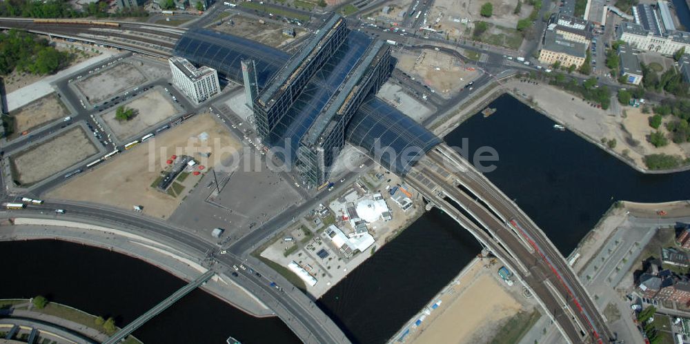 Berlin aus der Vogelperspektive: Bauvorbereitungen am Berliner Hauptbahnhof für Wohn- und Geschäftshausneubauten