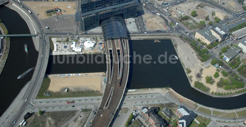 Berlin von oben - Bauvorbereitungen am Berliner Hauptbahnhof für Wohn- und Geschäftshausneubauten