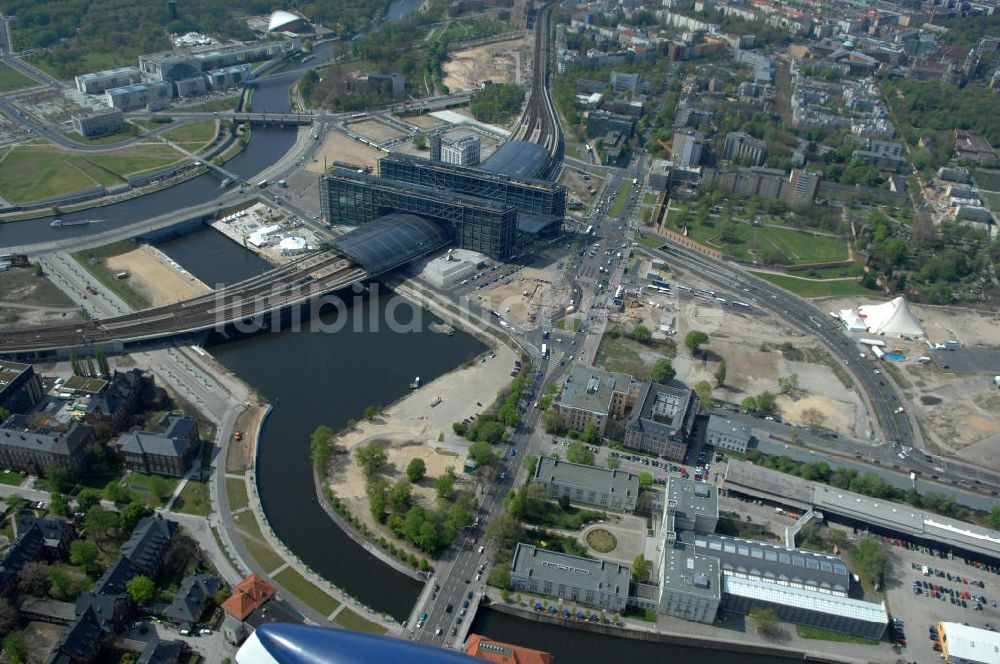 Luftbild Berlin - Bauvorbereitungen am Berliner Hauptbahnhof für Wohn- und Geschäftshausneubauten