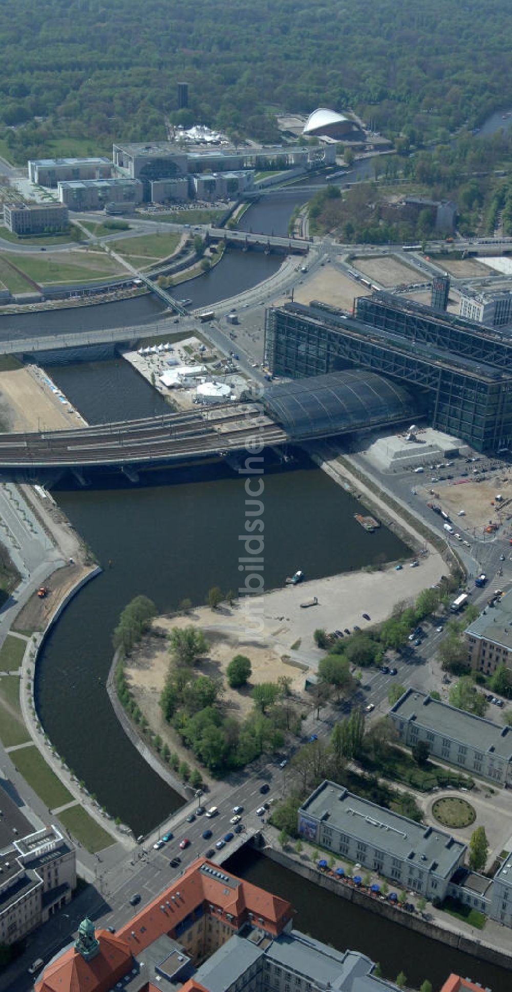 Berlin von oben - Bauvorbereitungen am Berliner Hauptbahnhof für Wohn- und Geschäftshausneubauten