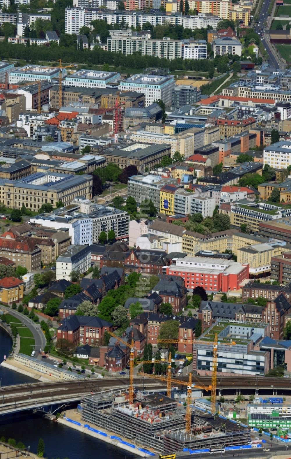 Berlin aus der Vogelperspektive: Bauvorhaben Bürogebäude HumboldtHafenEins am am Alexanderufer in Berlin - Moabit