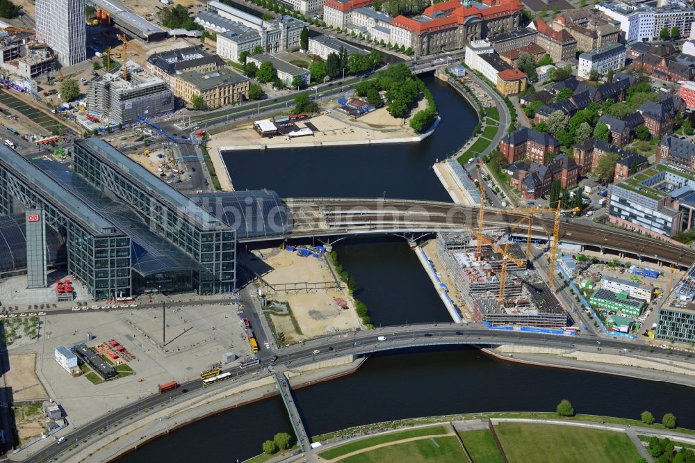 Berlin von oben - Bauvorhaben Bürogebäude HumboldtHafenEins am am Alexanderufer in Berlin - Moabit