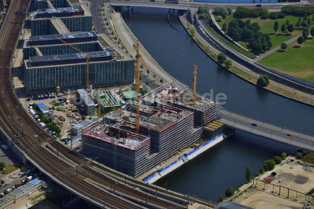 Luftaufnahme Berlin - Bauvorhaben Bürogebäude HumboldtHafenEins am am Alexanderufer in Berlin - Moabit