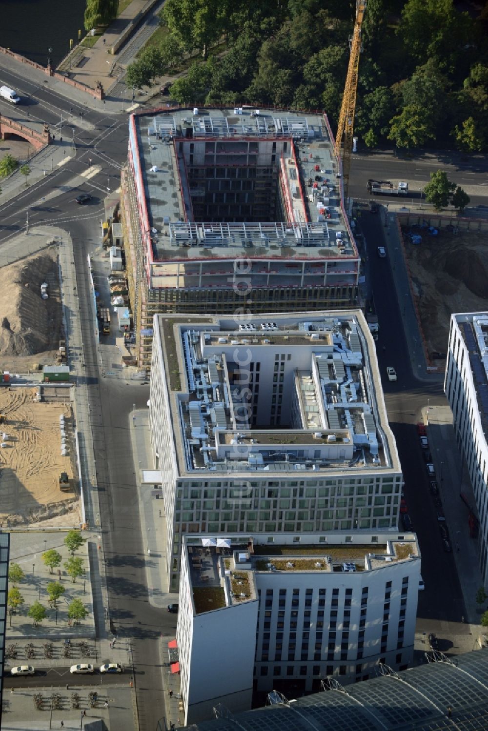 Berlin von oben - Bauvorhaben Bürogebäude HumboldtHafenEins am am Alexanderufer in Berlin - Moabit