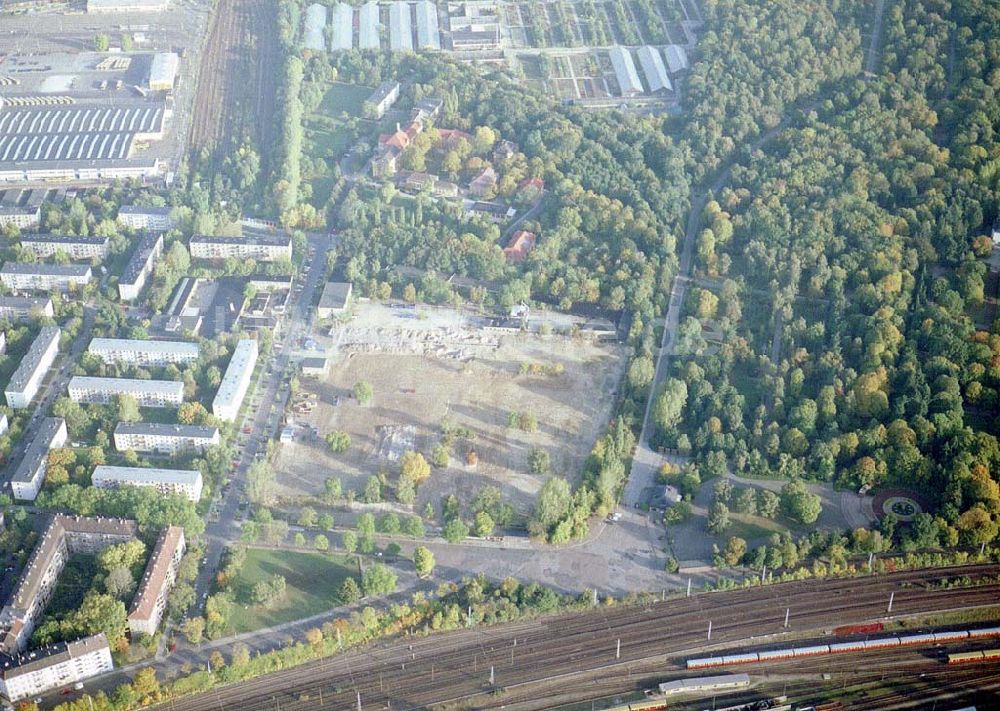 Berlin - Lichtenberg aus der Vogelperspektive: Bauvorhaben am Friedhof in Alt-Friedrichsfelde an der Fanninger Straße in Berlin - Lichtenberg.