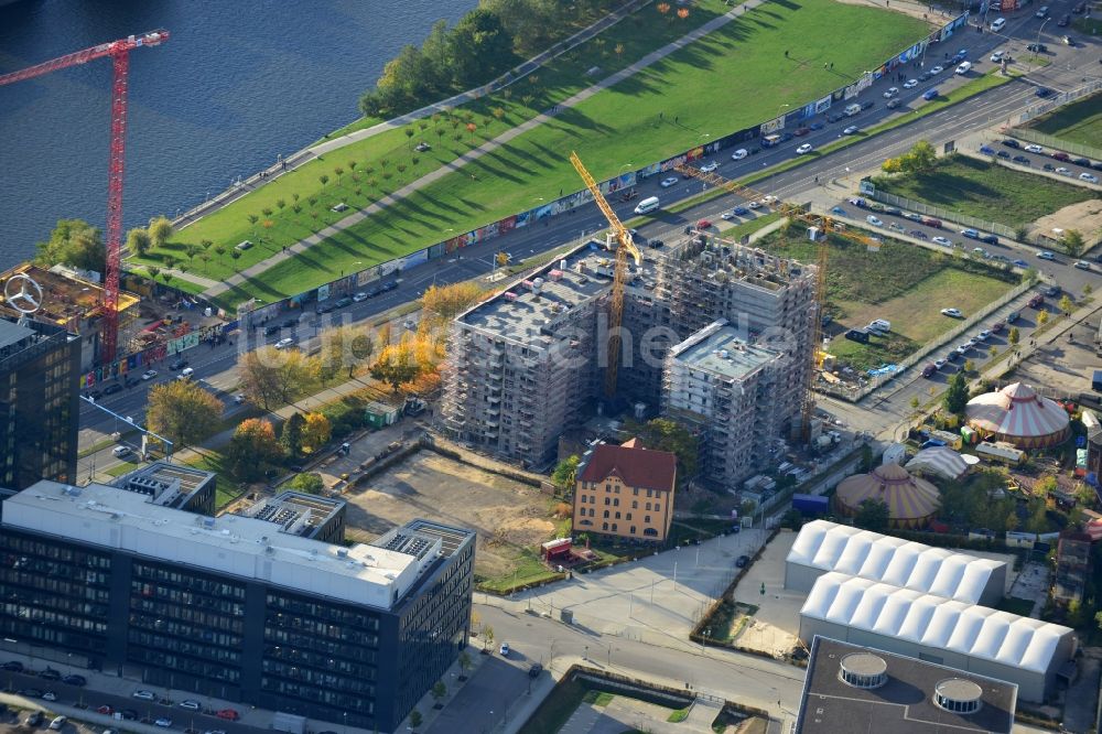 Berlin aus der Vogelperspektive: Bauvorhaben der Schrobsdorff Bau AG zum Neubau eines Appartment- Hauses in der Mühlenstraße in Berlin Friedrichshain