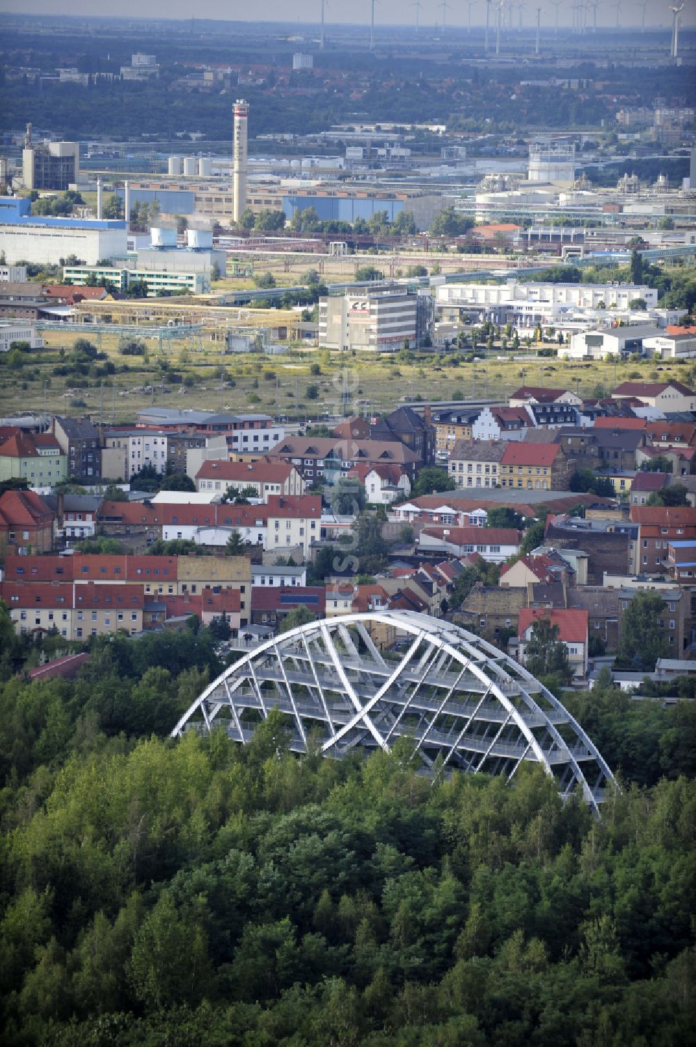 Bitterfeld aus der Vogelperspektive: Bauwerk des Aussichtsplattform Bitterfelder Bogen in Bitterfeld im Bundesland Sachsen-Anhalt, Deutschland