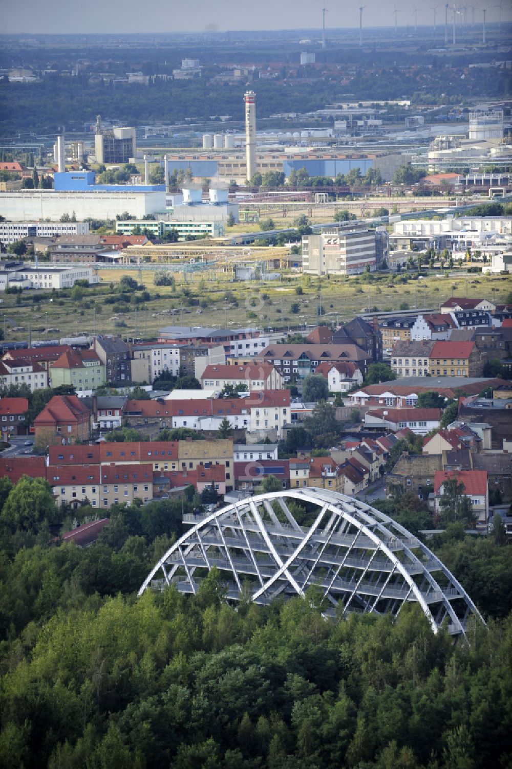 Luftaufnahme Bitterfeld - Bauwerk des Aussichtsplattform Bitterfelder Bogen in Bitterfeld im Bundesland Sachsen-Anhalt, Deutschland