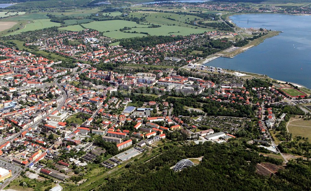 Bitterfeld aus der Vogelperspektive: Bauwerk des Aussichtsplattform Bitterfelder Bogen in Bitterfeld im Bundesland Sachsen-Anhalt, Deutschland