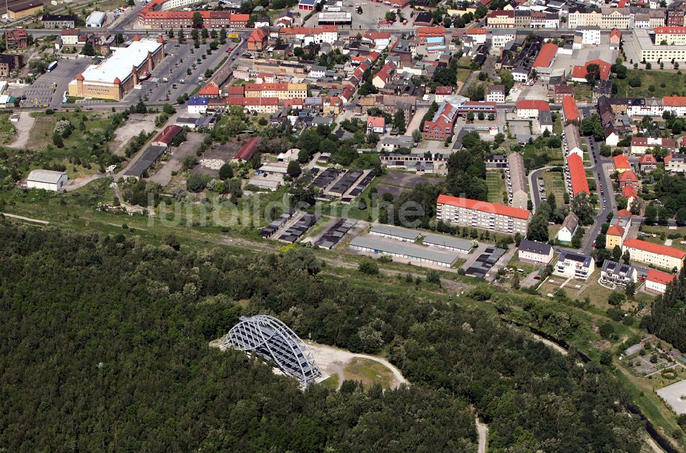 Bitterfeld von oben - Bauwerk des Aussichtsplattform Bitterfelder Bogen in Bitterfeld im Bundesland Sachsen-Anhalt, Deutschland