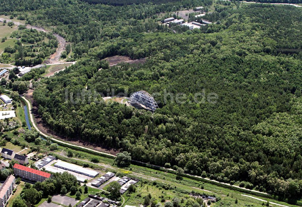 Bitterfeld von oben - Bauwerk des Aussichtsplattform Bitterfelder Bogen in Bitterfeld im Bundesland Sachsen-Anhalt, Deutschland